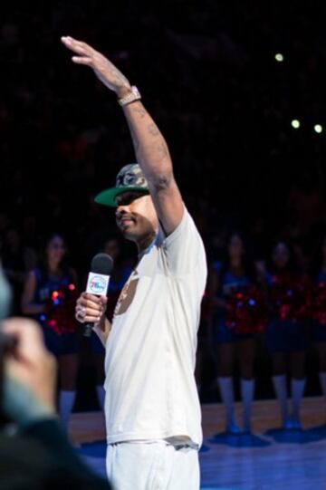 Los Sixers rindieron homenaje a Allen Iverson haci¨¦ndole entrega de la chaqueta especial que le reconoce como miembro del Sal¨®n de la Fama.