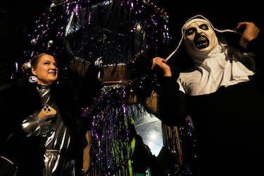 Jóvenes disfrazados para una fiesta de Halloween en Varsovia, Polonia.