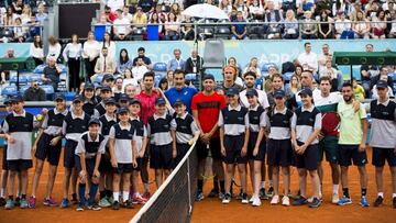 Dominic Thiem, Filip Krajinovic, Novak Djokovic, Grigor Dimitrov, Alexander Zverev, Dusan Lajovic, Viktor Troicki y Nenad Zimonjic posan junto a los recogepelotas en la primera cita del Adria Tour en Belgrado.