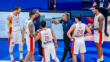 Sergio Scariolo, seleccionador nacional, da instrucciones Claver, Juancho, Abrines, Núñez y Willy ante Canadá.