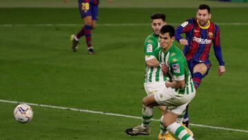 Mandi, en primer plano, intenta interponerse en 1-1 de Messi en el Villamarín.