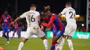 14 March 2022, United Kingdom, London: Manchester City&#039;s Rodri and Riyad Mahrez combine to tackle Crystal Palace&#039;s Wilfried Zaha (C) during the English Premier League soccer match between Crystal Palace and Manchester City at Selhurst Park. Phot