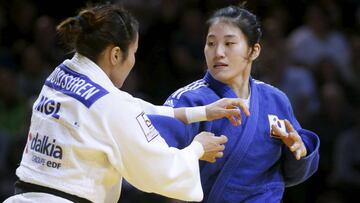 La luchadora de Mongolia Sumiya Dorjsuren, durante la final de judo en menos de 57 kilos ante la surcoreana Kim Jan-di.