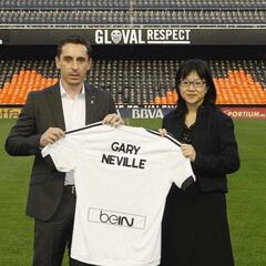 Layhoon Chan y Gary Neville reaparecen en la vida del Valencia en Manchester