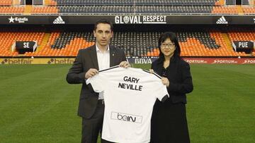 Layhoon Chan y Gary Neville reaparecen en la vida del Valencia en Manchester