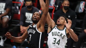 NEW YORK, NEW YORK - JANUARY 18: Kevin Durant #7 of the Brooklyn Nets and Giannis Antetokounmpo #34 of the Milwaukee Bucks jump for the ball during their game at Barclays Center on January 18, 2021 in New York City. NOTE TO USER: User expressly acknowledges and agrees that, by downloading and/or using this Photograph, user is consenting to the terms and conditions of the Getty Images License Agreement. Al Bello/Getty Images/AFP
== FOR NEWSPAPERS, INTERNET, TELCOS & TELEVISION USE ONLY ==