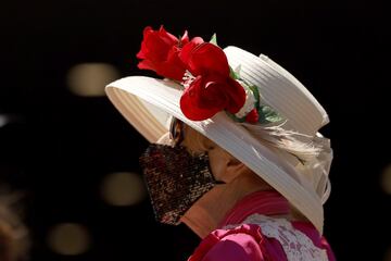  Aficionados a la hípica en el Churchill Downs de Kentucky durante la Kentucky Oaks.