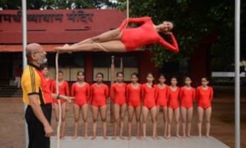 Mallakhamba es un deporte tradicional indio en el que el gimnasta realiza ejercicios, acrobacias, equilibrios... y todo sin bajarse de un poste de madera. 