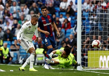 Al final del encuentro anularon un gol al delantero del Real Madrid, Mariano, por posición antireglamentaria. 