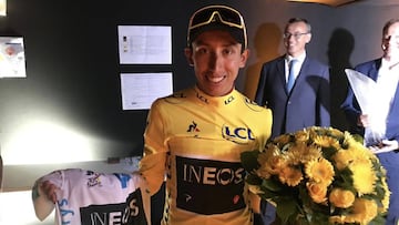 Egan Bernal despu&eacute;s de bajarse del podio