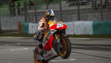 Dani Pedrosa levanta la moto para celebrar su victoria en Sepang.