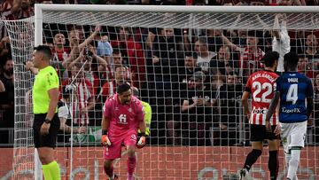 Real Betis' Chilean goalkeeper Claudio Bravo (C) reacts during the Spanish league football match between Athletic Club Bilbao and Real Betis at the San Mames stadium in Bilbao on May 4, 2023. (Photo by ANDER GILLENEA / AFP)