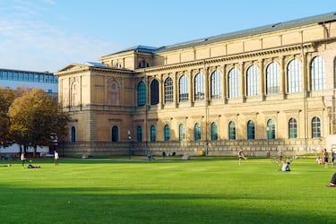 La Alte Pinakothek es la mayor pinacoteca de la ciudad considerada el gran museo de «pintura antigua» de la capital bávara. Es una de las galerías más antiguas del mundo que alberga una importante colección de pinturas de los Antiguos Maestros.