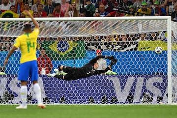  1-0. Yann Sommer en el primer gol de Philippe Coutinho.