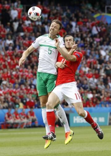 Jonny Evans con Gareth Bale.