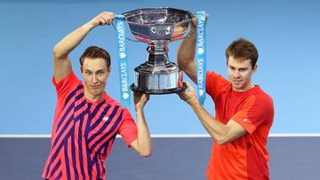 Henri Kontinen y John Peers, con el trofeo de dobles del Masters.