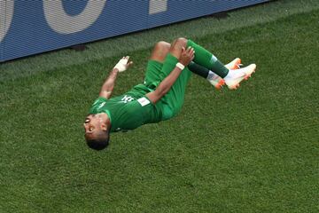 Salem Al-Dawsari celebra el gol haciendo un mortal hacia atrás.