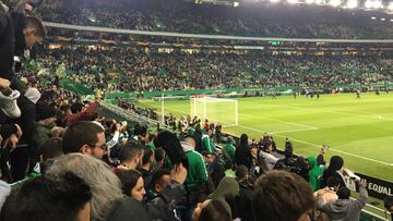 Los aficionados del Sporting de Portugal, protestando con los zapatos en alto.