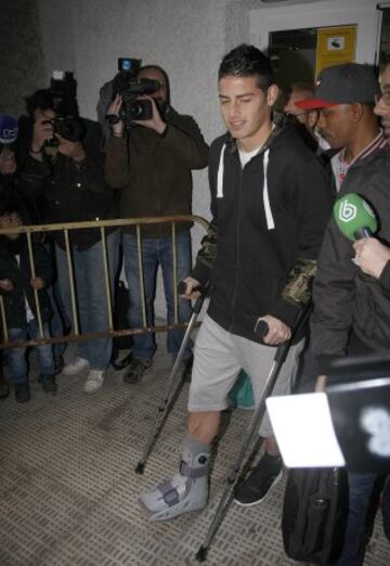El delantero colombiano del Real Madrid, James Rodríguez, sale del hospital Quirón de Murcia tras ser intervenido de la fractura del quinto metatarsiano del pie derecho que sufrió ayer durante el partido liguero que el conjunto blanco ganó por 2-1 ante el Sevilla 