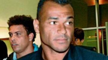 <b>LLEGÓ. </b>Ronaldo, detrás de Cafú, ayer a su llegada a Dubai desde Río.
