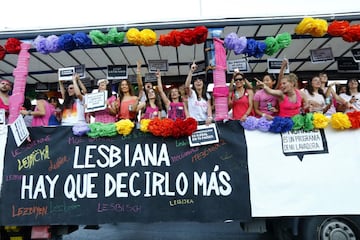 GRA266 MADRID, 01/07/2017.- Ambiente en una de las 52 carrozas que participan en el desfile del World Pride 2017, durante su recorrido esta tarde por la calles de Madrid. EFE/J. P. Gandul