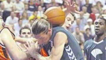 <b>IGUALDAD. </b>Unicaja y Pamesa sufrieron hasta el final.