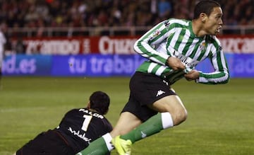 Oliveira celebra el gol del Betis al Sevilla en el derbi de la temporada 08-09.