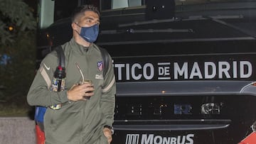 Luis Su&aacute;rez, del Atl&eacute;tico de Madrid, llega al hotel de concentraci&oacute;n.