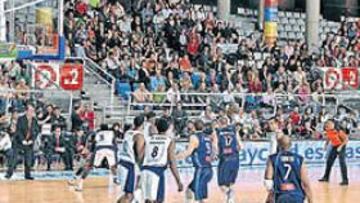 <b>TENSIÓN. </b>El Madrid se jugaba el liderato y el Etosa, la permanencia. El público lo pasó en grande.