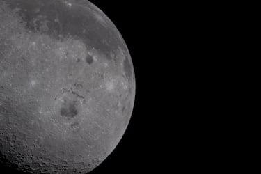 La Luna, con su cuenca Orientale prominente en el centro, fue fotografiada por la tripulación de Artemis II a través de la ventana de la nave espacial Orión a las 15:05 EDT (19:05 GMT) durante su sobrevuelo lunar. El punto negro redondo al noreste de Orientale es el cráter Grimaldi, y el cráter Aristarco es el punto blanco brillante en medio de un flujo de lava gris oscuro en la parte superior de la imagen. Según los datos del archivo de imagen, la fotografía fue tomada con una cámara Nikon D5 y un objetivo de 80-400 mm.