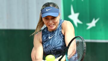Paris (France), 30/05/2024.- Paula Badosa of Spain in action during her Women's Singles 2nd round match against Yulia Putintseva of Kazakhstan during the French Open Grand Slam tennis tournament at Roland Garros in Paris, France, 30 May 2024. (Tenis, Abierto, Francia, Kazajstán, España) EFE/EPA/CAROLINE BLUMBERG