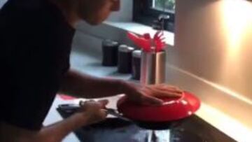 Así es como Chicharito hace una tortilla española en Inglaterra