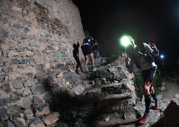 Con una distancia de unos 172 km y un desnivel positivo de unos 10.000 metros, se la considera la carrera a pie de Trail running más prestigiosa del mundo.