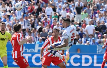 Miguel, en el cabezazo con el que hizo el 1-0 ante el Sporting de Gijón.