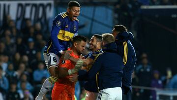 Boca Juniors' goalkeeper Sergio Romero (2-R) celebrates with teammates after winning the penalty shoot-out of the all-Argentine Copa Libertadores quarterfinals second leg football match between Racing Club and Boca Juniors, at the El Cilindro (Presidente Juan Domingo Peron) stadium, in Buenos Aires on August 30, 2023. (Photo by Alejandro PAGNI / AFP)