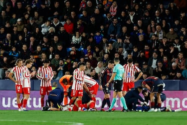 El jugador rojiblanco Sorloth y el jugador del Levante, Matías Moreno, son atendidos por los servicios médicos tras un choque de cabeza entre ambos. 