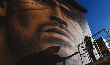 El artista callejero napolitano Jorit Agoch ha creado su nuevo mural en Quarto, un municipio italiano localizado en la Ciudad metropolitana de Nápoles, en el que se puede ver el rostro del Diego Armando Maradona.