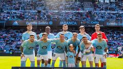 El once inicial del Celta posa en los prolegómenos del partido contra el Almería en Balaídos.