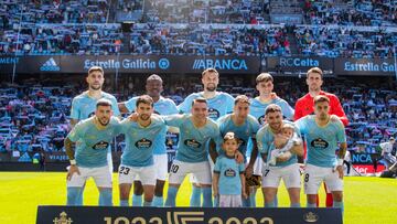 El once inicial del Celta posa en los prolegómenos del partido contra el Almería en Balaídos.