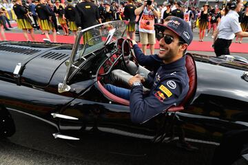 Daniel Ricciardo en un coche de época antes del comienzo del Gran Premio de Bélgica. 