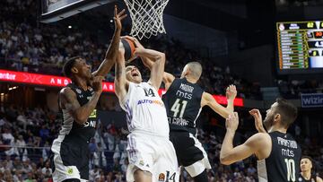 Gabriel Deck, alero del Madrid, se lanza a anotar ante la defensa del Partizán Belgrado en el primer partido de cuartos de final de la Euroliga.
