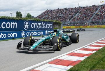 Fernando Alonso celebró su segunda plaza en el podio del Gran Premio de Canadá con todo el equipo de Aston Martin, después de una dura batalla con Lewis Hamilton en la que salió ganador.