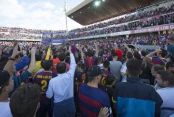 Los jugadores del Barcelona celebran el título de Liga.