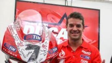 Carlos Checa fue a la cita final del Mundial 2013 para despedirse y sus compañeros le firmaron una de sus cúpulas.