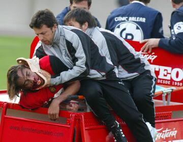 Juan Arango recibió un codazo de Javi Navarro que lo envió a la UCI. Sucedió en el duelo entre Mallorca y Sevilla del 21 de marzo en 2005 en Son Moix. Al minuto 40, Arango luchó por un balón con Navarro, y este metió su codo.