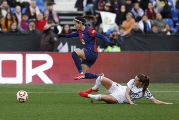 Aitana salta sobre la jugadora del Real Madrid Femenino, Sandie Toletti.