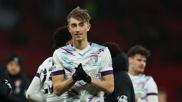 Dean Huijsen celebra el gol al United.