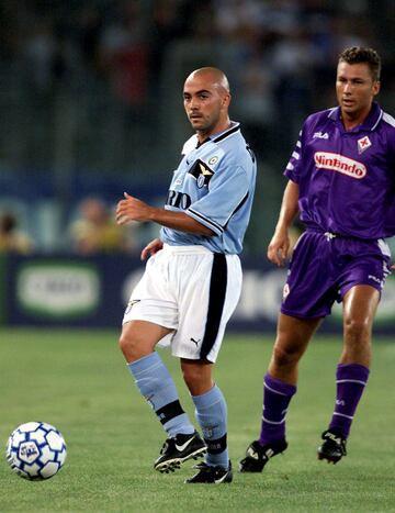 Formado en las categor¨ªas inferiores del Barcelona jug¨® como blaugrana desde 1995 hasta 1998. En el verano del 98 la Lazio fich¨® al jugador c¨¢ntabro, aunque terminar¨ªa cedido el a?o siguiente al Olympique de Marsella. Volver¨ªa al Barcelona cedido por el equipo italiano para jugar la temporada 2000-01.