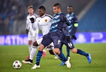 Casemiro con Breel Embolo.