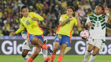 AME5545. BOGOTÁ (COLOMBIA), 03/09/2024.- Juana Ortegón (i) de Colombia patea un balón este martes, en un partido del grupo A de la Copa Mundial Femenina sub-20 entre las selecciones de Colombia y Camerún en el estadio de El Campín en Bogotá (Colombia). EFE/ Carlos Ortega